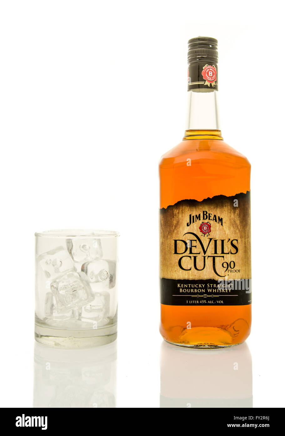 Winneconne, Wisconsin - 19. März 2016: eine Flasche Jim Beam Devil Langfassung Whisky mit einem Glas aus Eis. Stockfoto