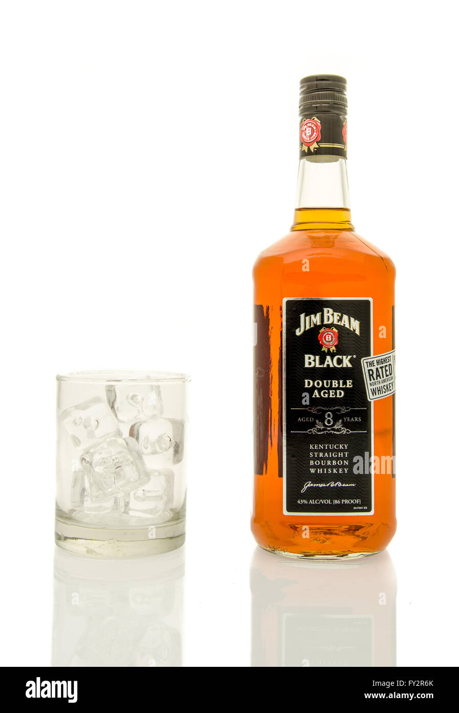 Winneconne, Wisconsin - 19. März 2016: eine Flasche Jim Beam Black Whisky mit einem Glas aus Eis. Stockfoto
