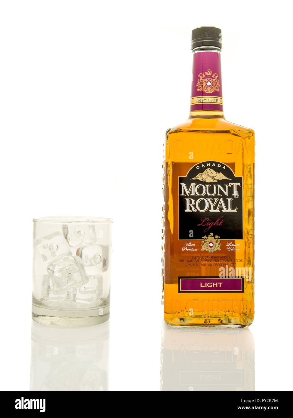 Winneconne, Wisconsin - 19. März 2016: eine Flasche Mount Royal Whisky mit einem Glas aus Eis. Stockfoto