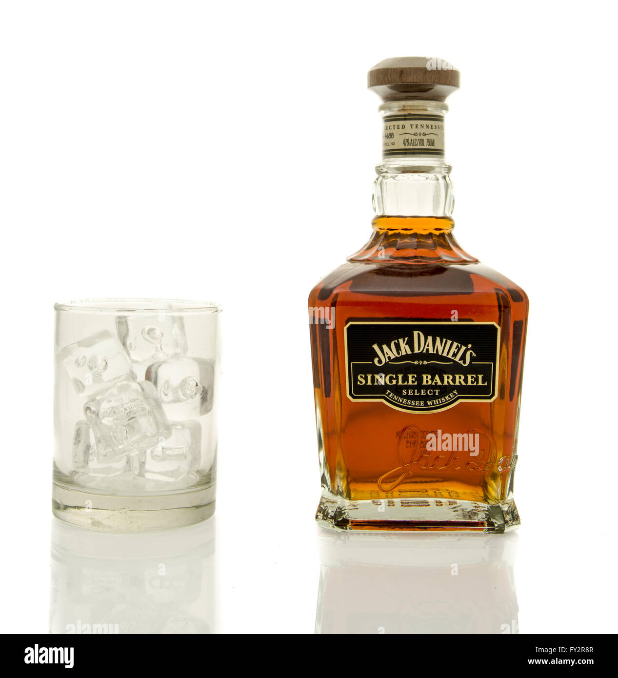 Winneconne, Wisconsin - 19. März 2016: eine Flasche Jack Daniels single Barrel Whisky mit einem Glas aus Eis. Stockfoto