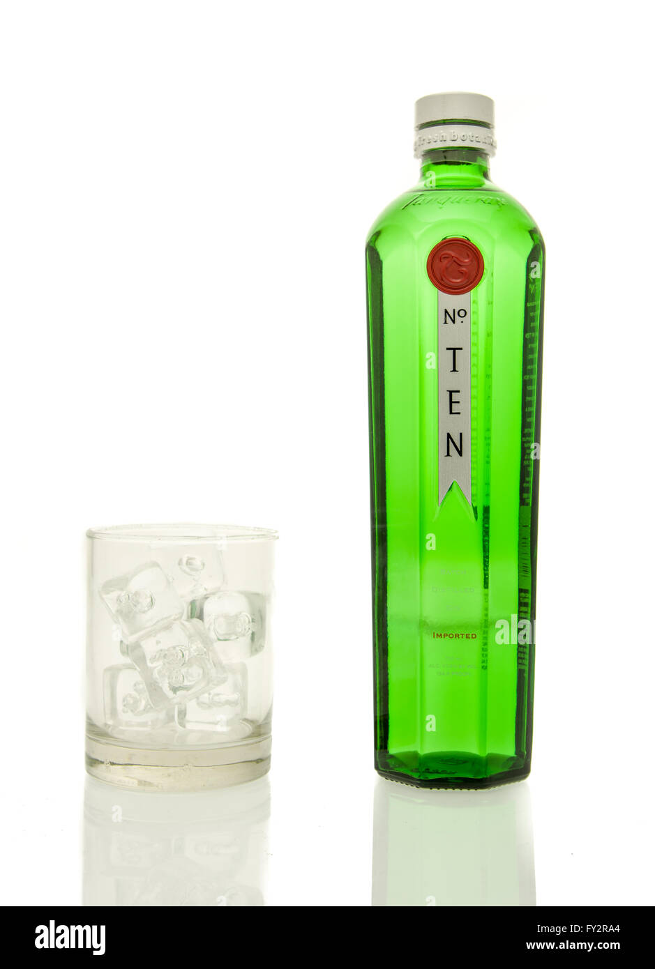 Winneconne, Wisconsin - 19. März 2016: eine Flasche Gin Tanqueray Ten mit einem Glas aus Eis. Stockfoto