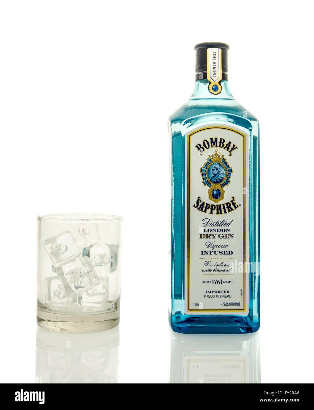 Winneconne, Wisconsin - 19. März 2016: eine Flasche Bombay Gin mit einem Glas aus Eis. Stockfoto