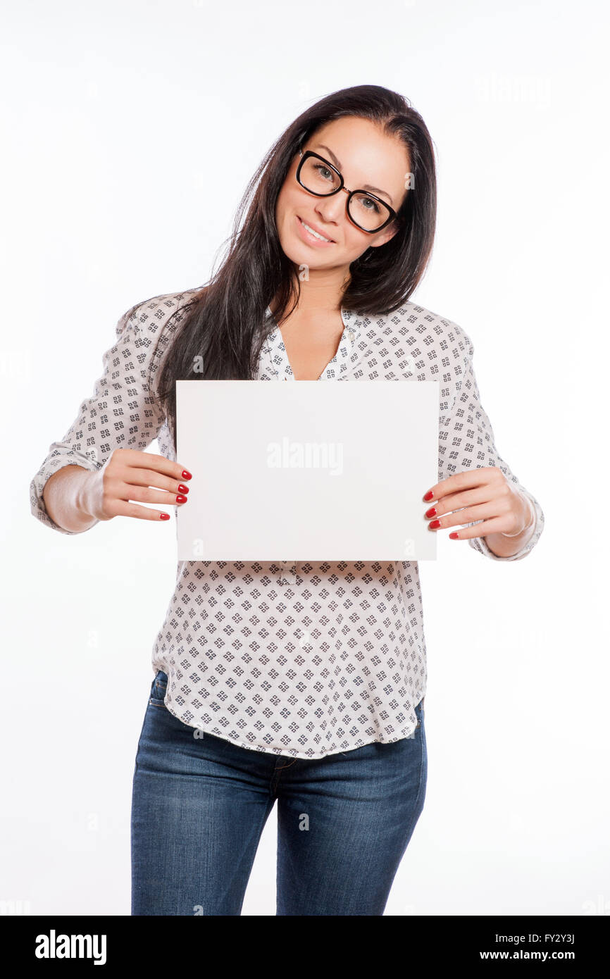 Portrait von fröhlichen schöne Frau, leeres Namensschild mit Copyspace Bereich für Text oder Slogan Stockfoto