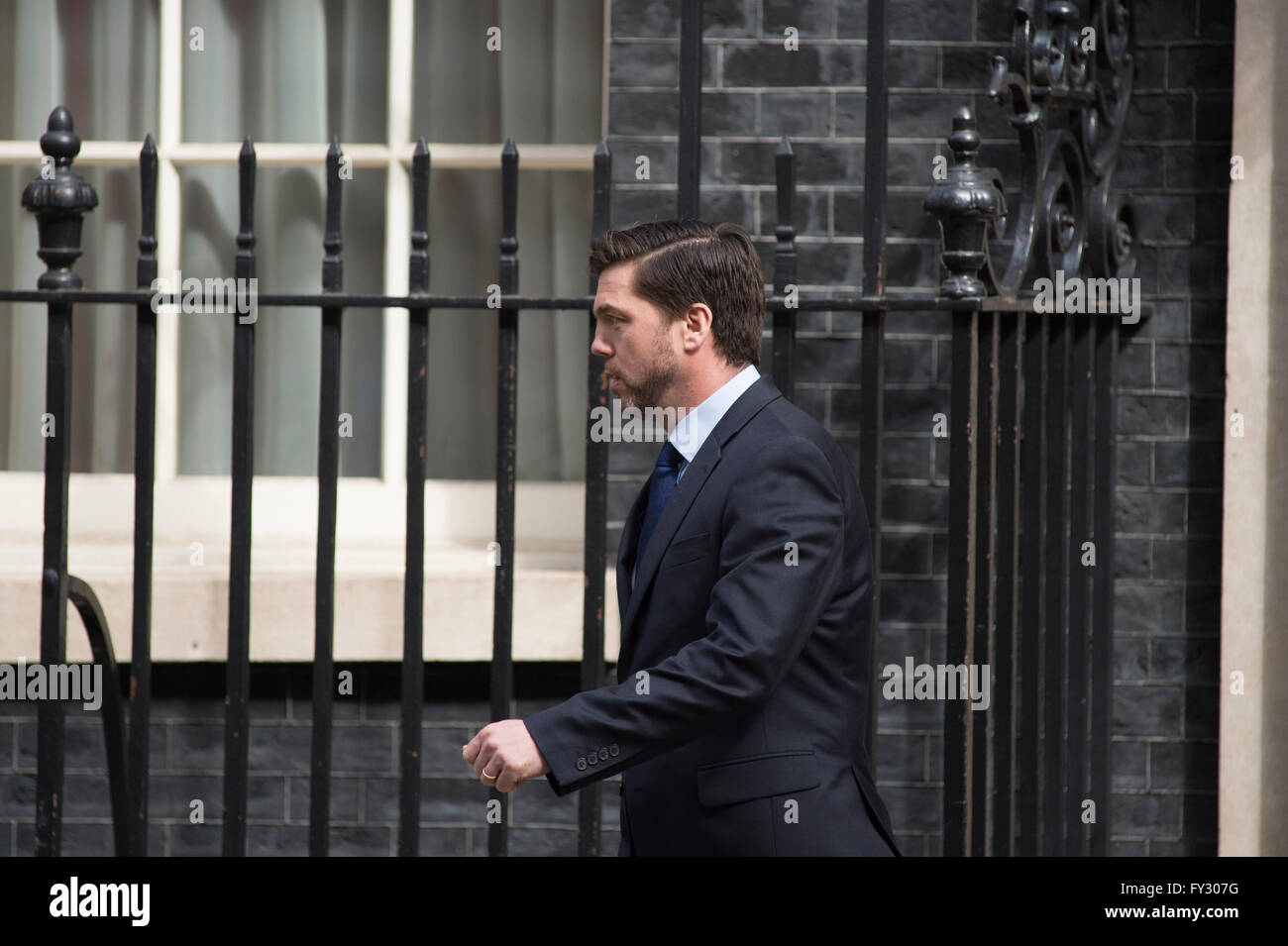 Staatssekretär für Arbeit und Renten Stephen Crabb MP verlässt nach der Kabinettssitzung am 19. April 2016 10 Downing Street. Stockfoto