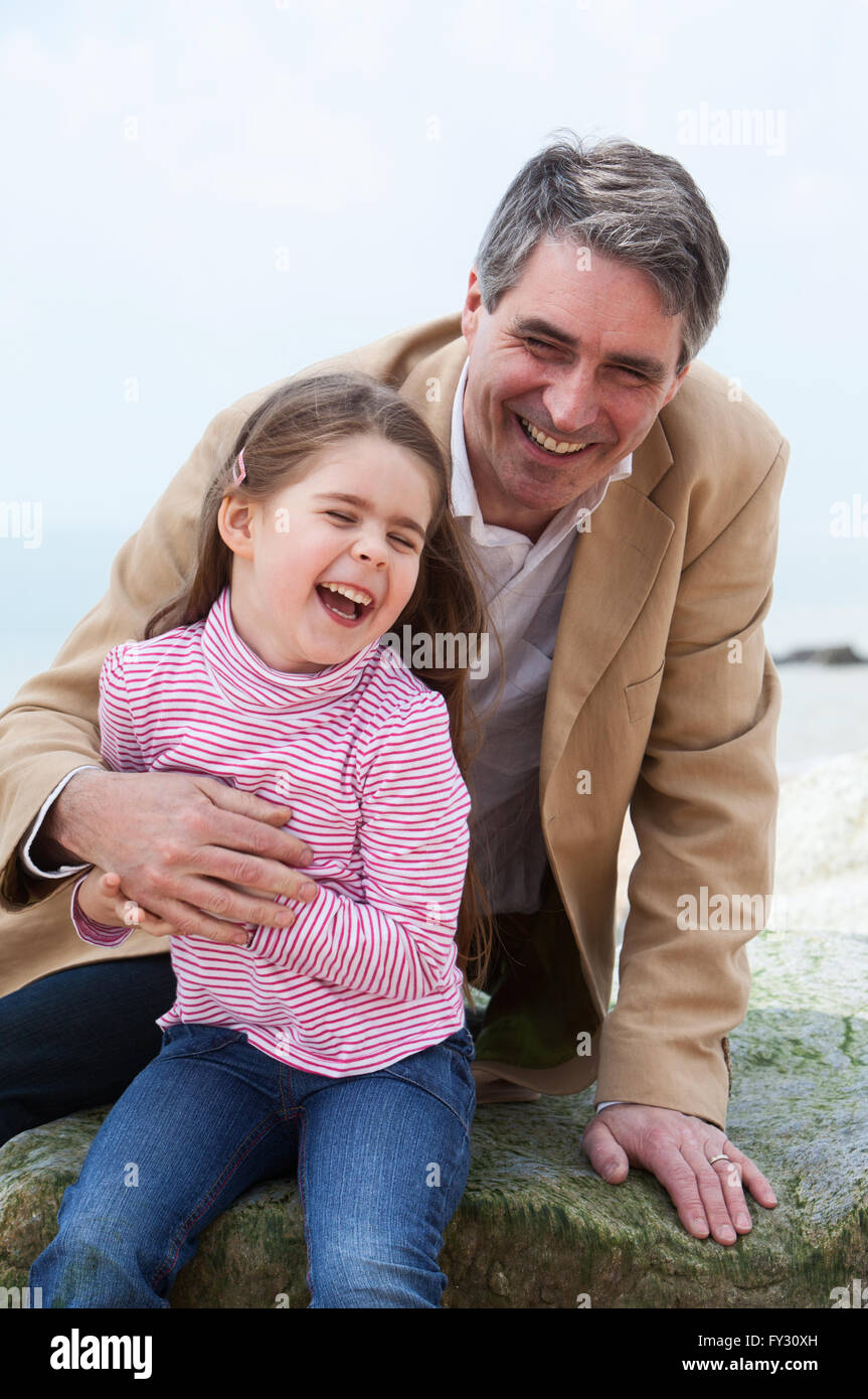 Vater und Tochter am Strand herumschlagen Stockfoto