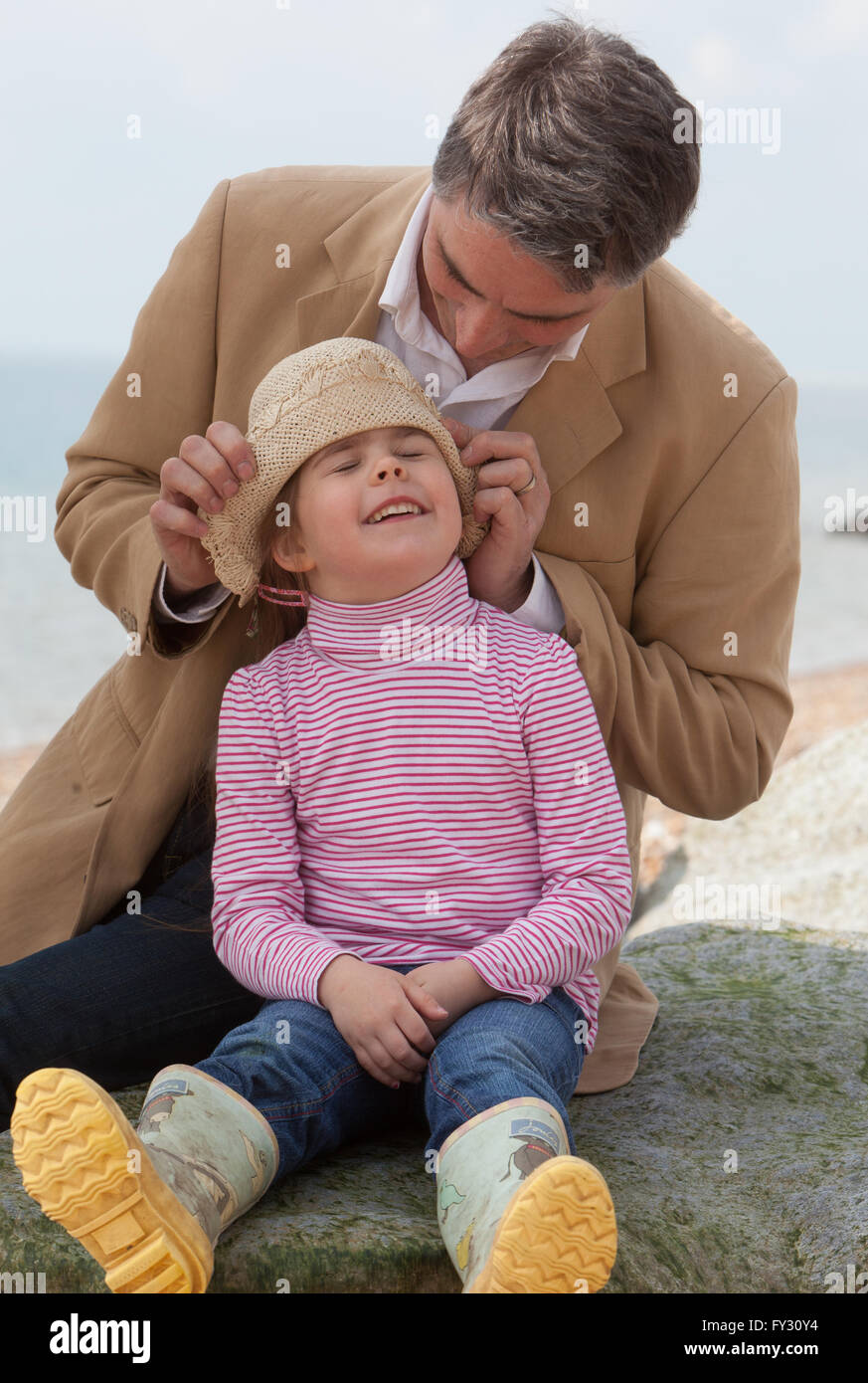 Vater und Tochter am Strand herumschlagen Stockfoto