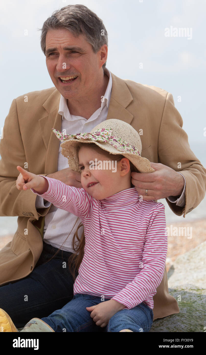 Vater und Tochter am Strand herumschlagen Stockfoto