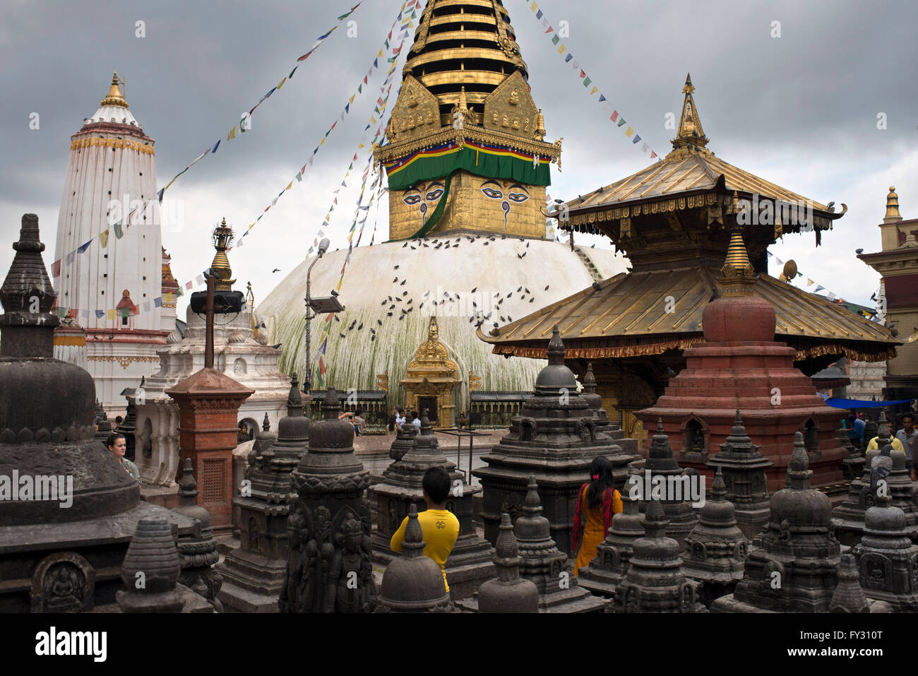 Swayambhunath Stupa Ansichten, eine Vielzahl von Schreinen und Tempeln bekannt als Monkey Temple, einer alten religiösen Komplex an Stockfoto