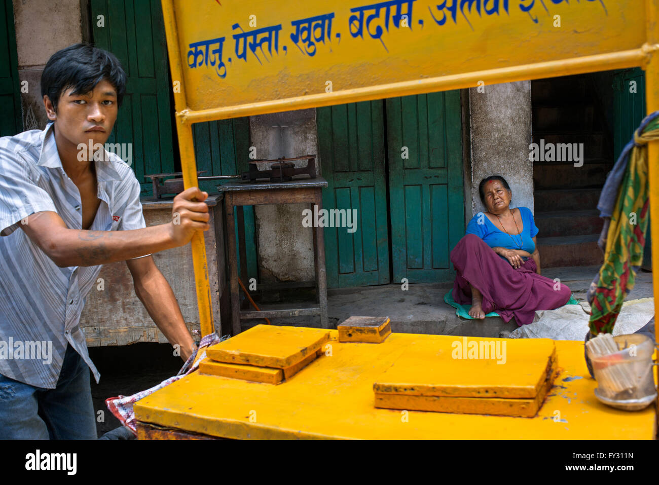 Straße Eis Hawker mit seinem mobilen Shop, Leben der Menschen (die Nepalesen), Straßenleben in Kathmandu, Nepal Stockfoto