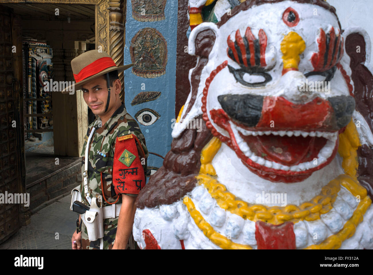 Soldat und Stein Löwe von Shiva rechts vom Eingang zur Hunuman Dhoka geritten, square ehemaligen Königspalast, Durbar Kathmandu Nep Stockfoto