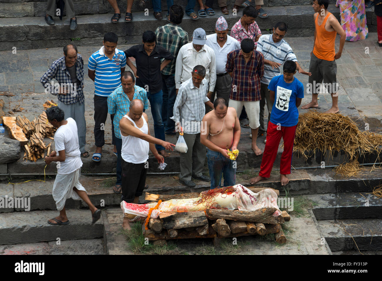 Feierliche Feuerbestattung platzieren, Ghats von Pashupatinath am Heiligen Bagmati-Fluss, Kathmandu, Nepal Stockfoto