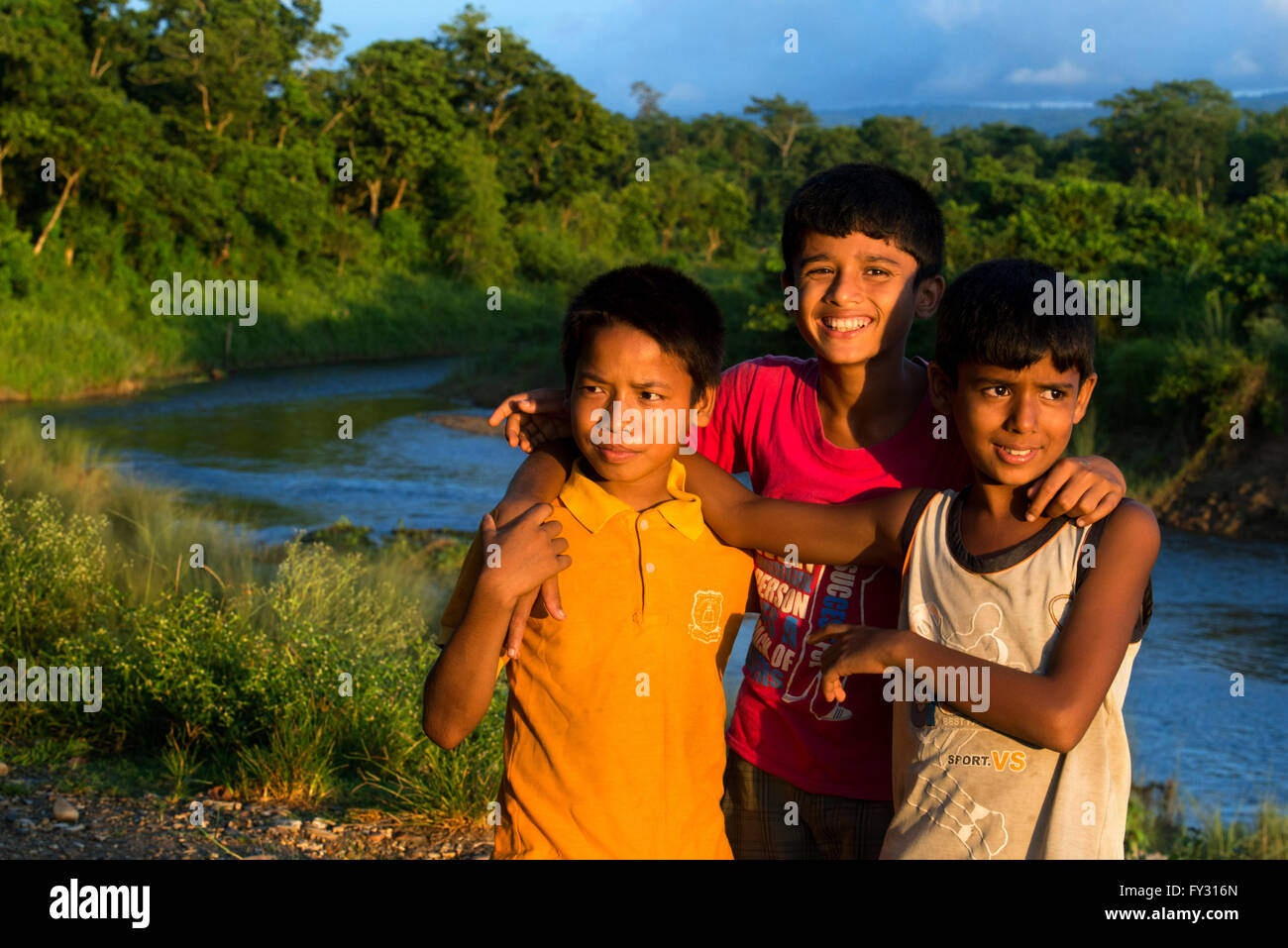 Freund-jungen in Rapti Fluss, Chitwan Nationalpark, Nepal, Asien Stockfoto