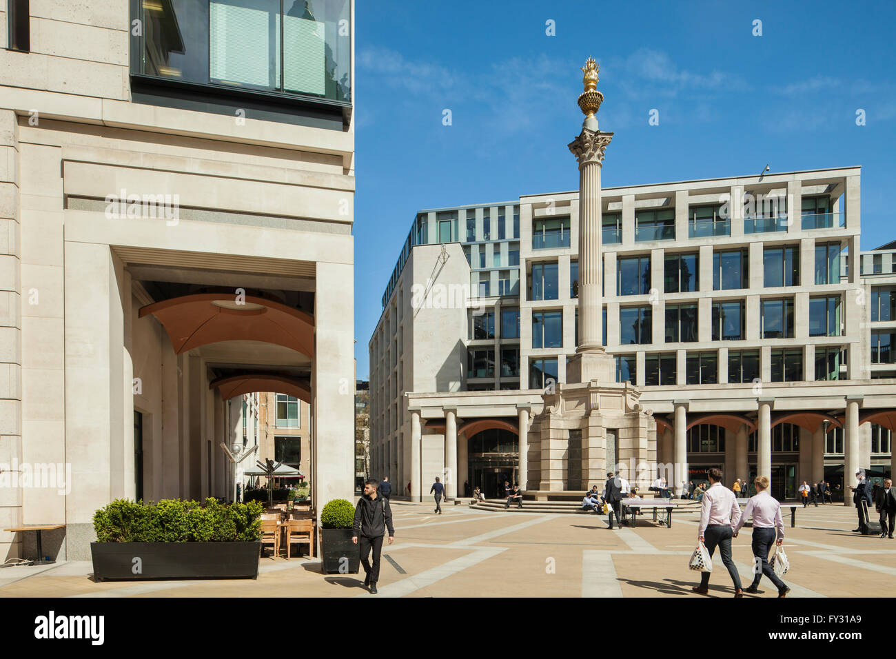 Frühlingstag am Paternoster Square in London, England. Stockfoto