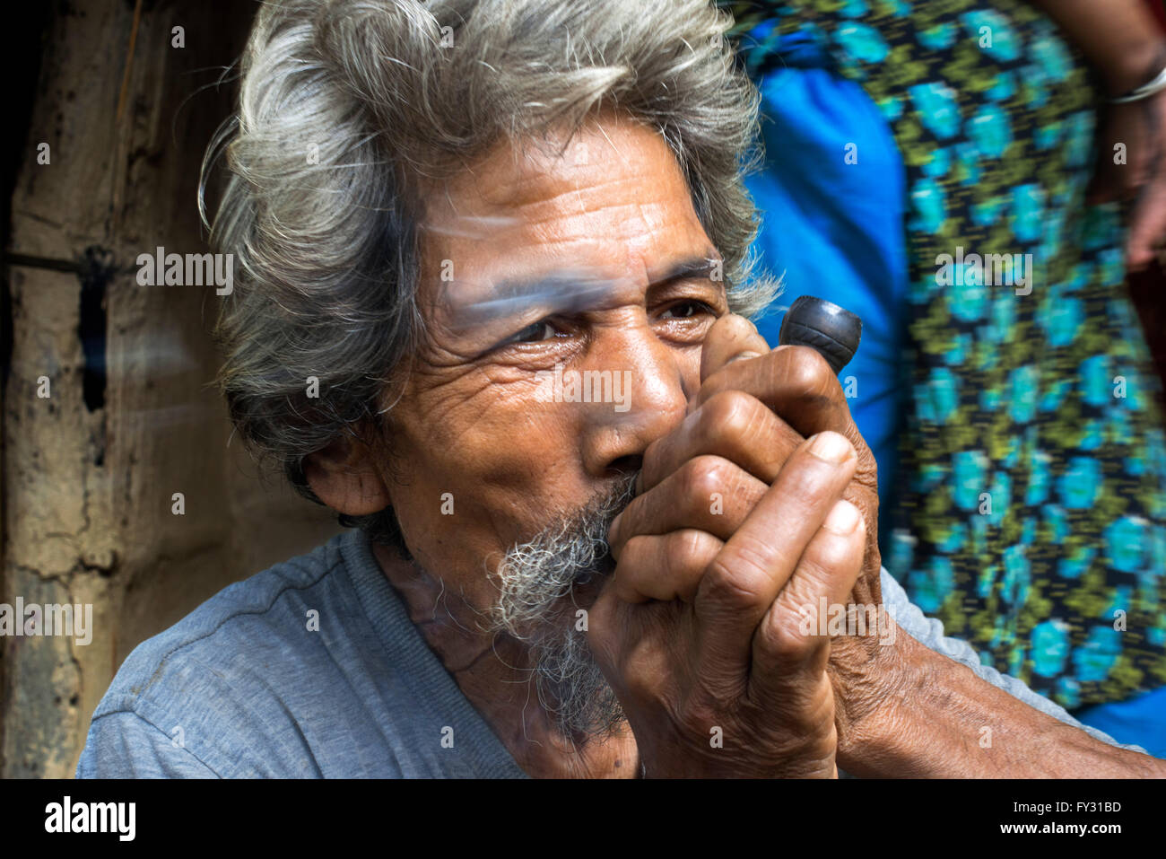 Lokale Mann Rauchen eines Joints an Shiva Tag in Chitwan, Nepal. Marihuana oder Cannabis illegal in Nepal, sondern als eine Religiou zulässig Stockfoto