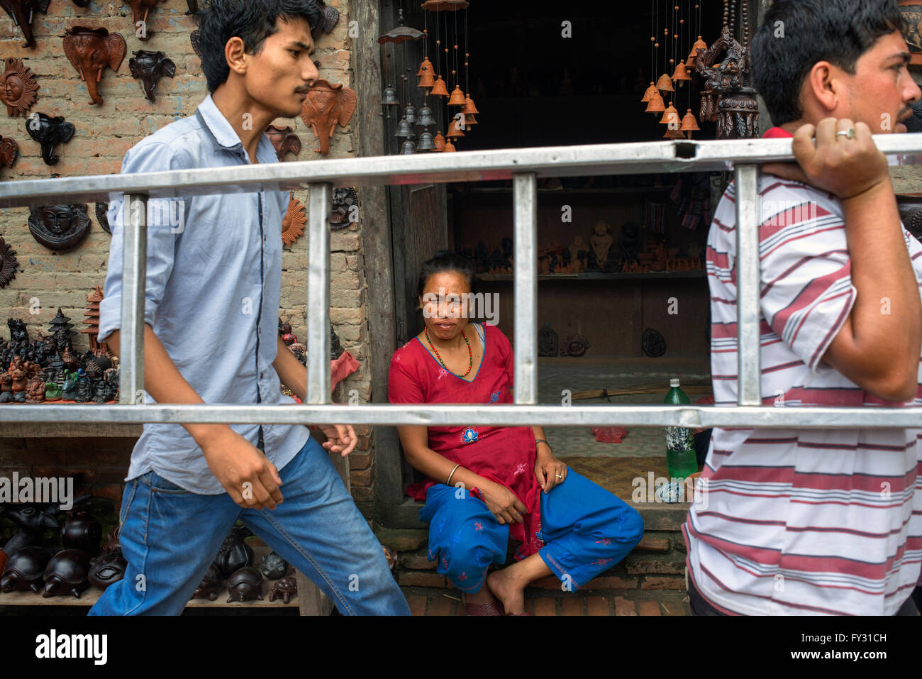 TONTÖPFE und Souvenirs vor Geschäft durch Bolachhen oder Potters Square Bhaktapur Kathmandu Tal Nepal Asien Stockfoto