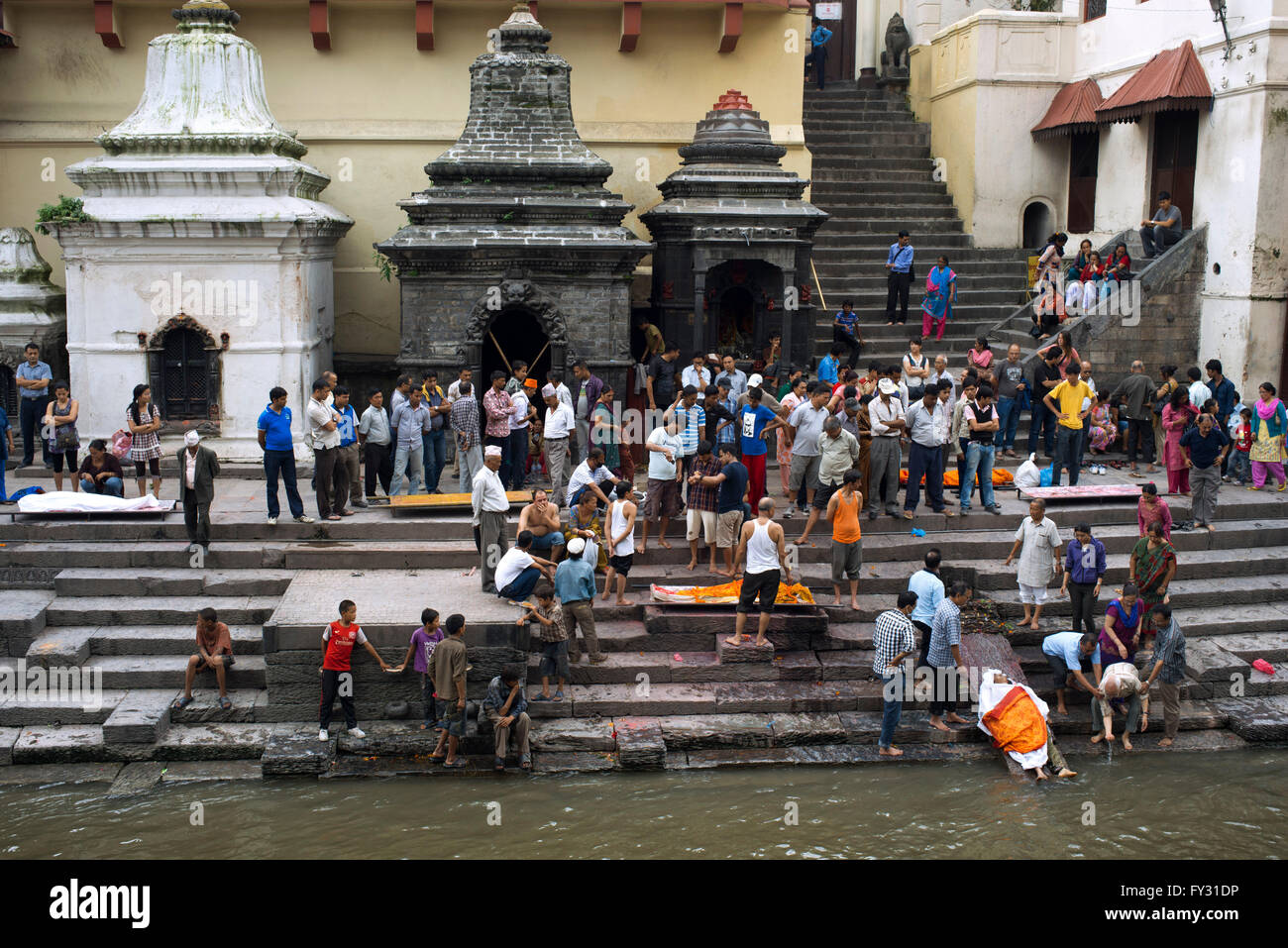 Feierliche Feuerbestattung platzieren, Ghats von Pashupatinath am Heiligen Bagmati-Fluss, Kathmandu, Nepal Stockfoto