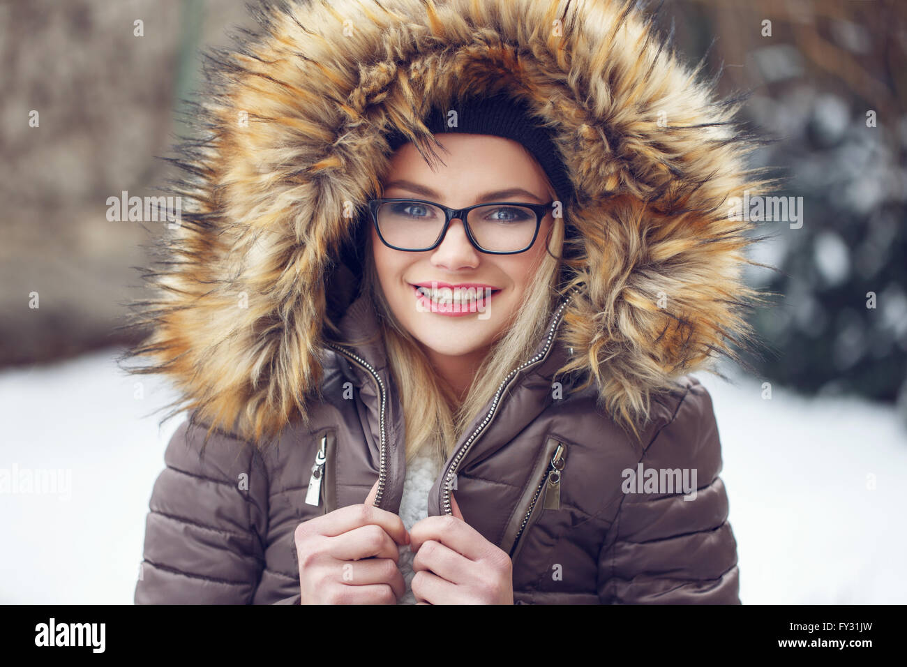 Blonde Frau Schauer im Freien im Winter in Gläsern Stockfoto