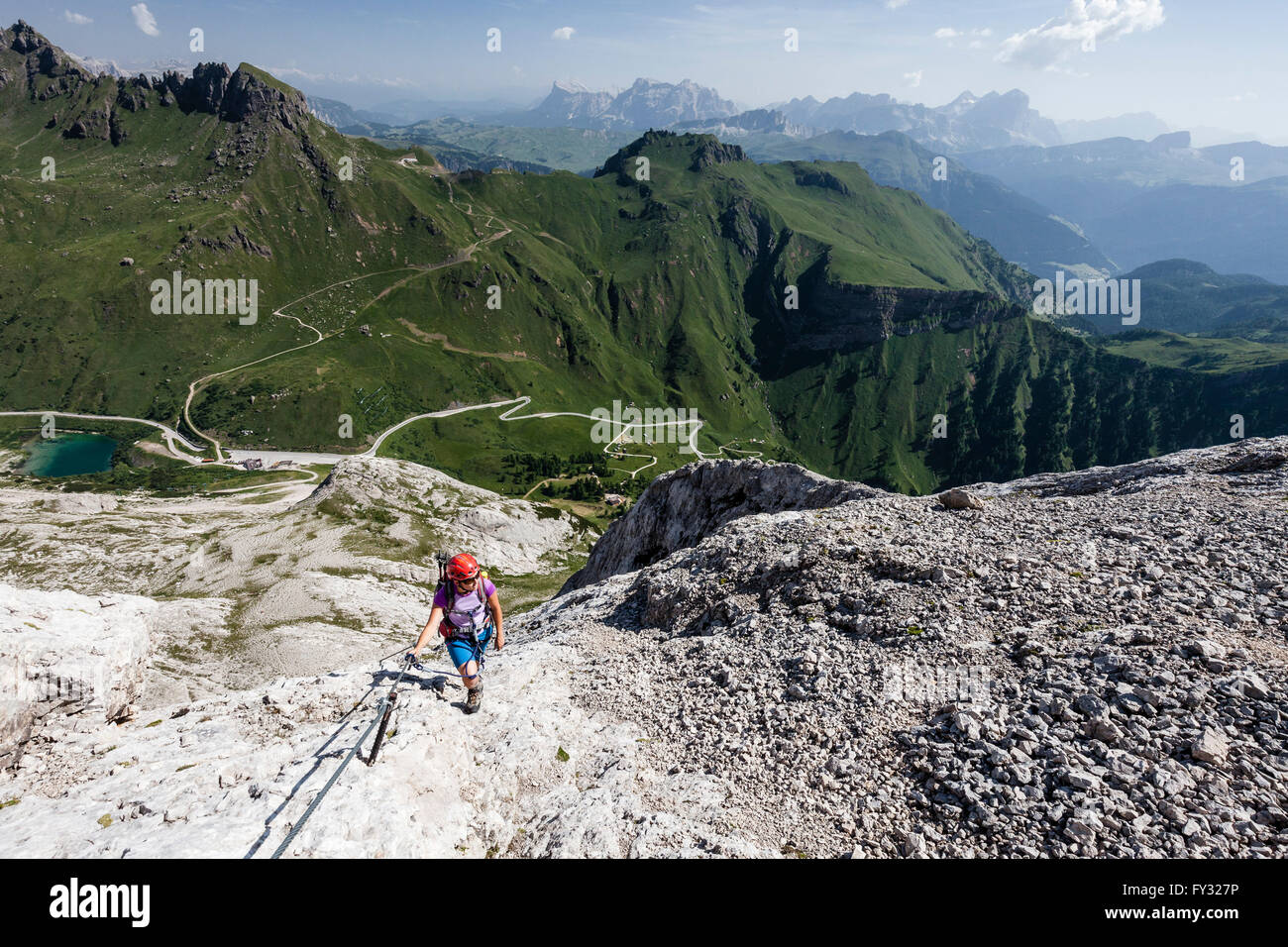 Bergsteiger aufsteigend an der Punta Serauta auf der Via Ferrata Eterna in Marmolada, unter den Fedaia-Pass hinter die Stockfoto