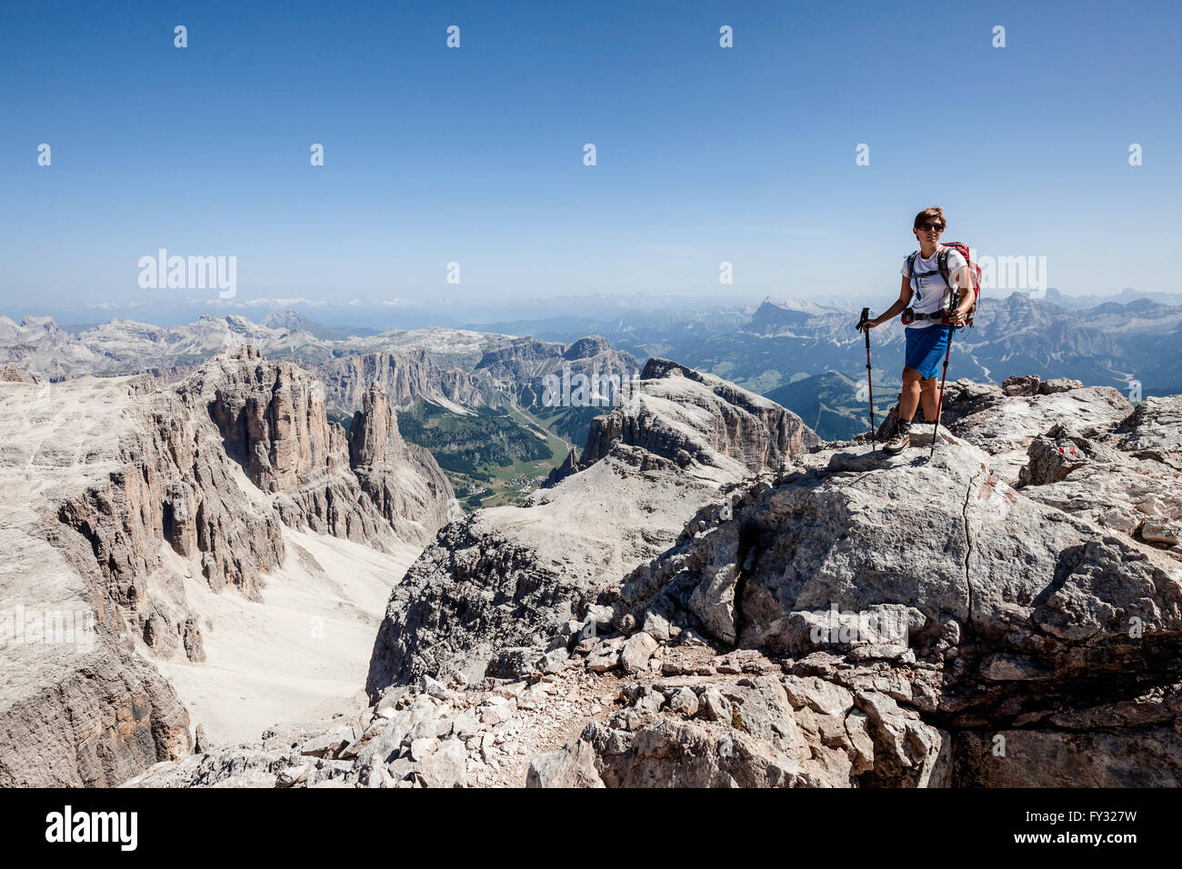 Bergsteiger, aufsteigend von der Piz Boé auf der Vallonsteig in der Sellagruppe, hinter der Val Badia mit Heiligkreuzkofel und Stockfoto