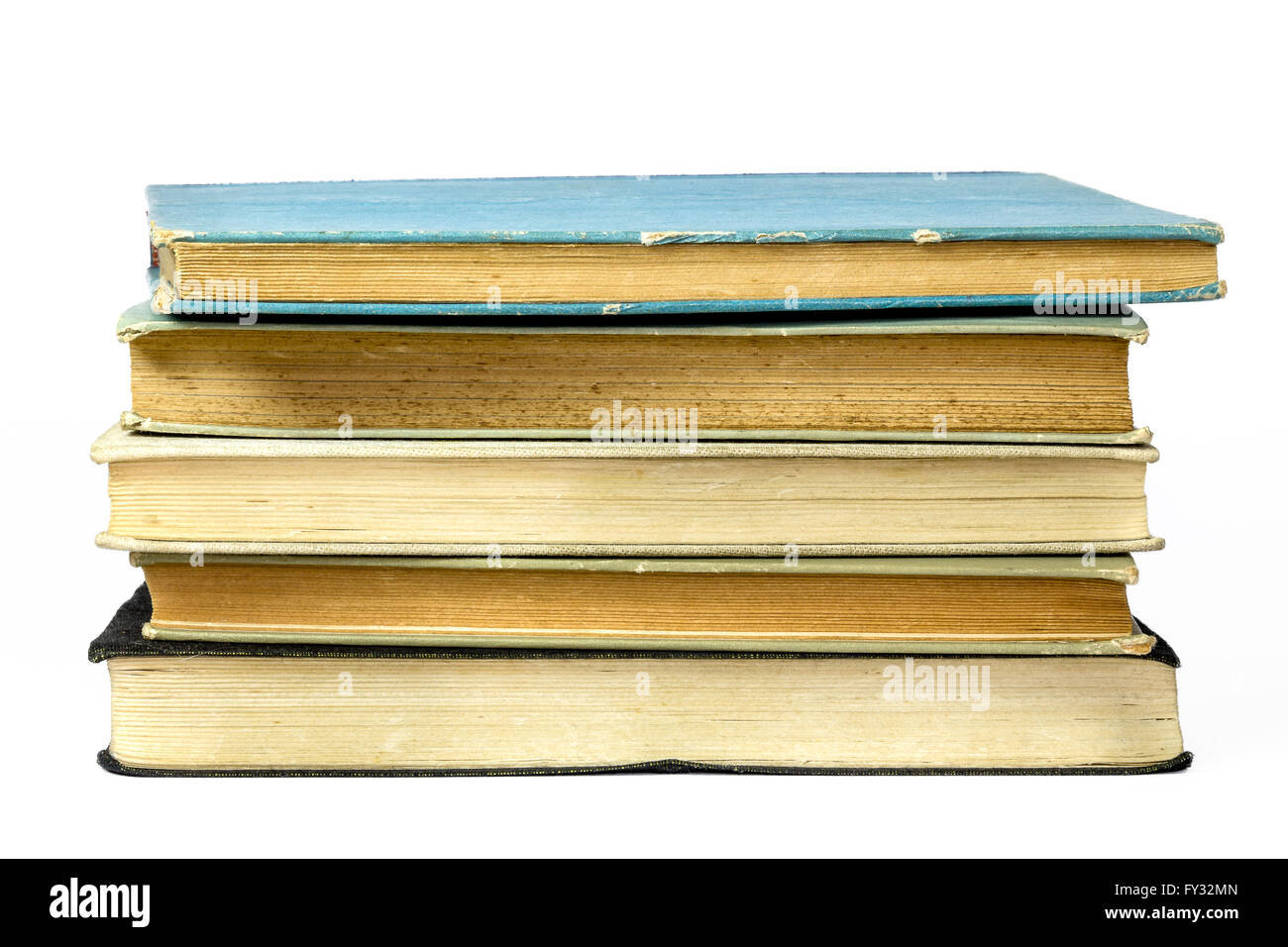 Stapeln von alten Büchern, die isoliert auf weißem Hintergrund Stockfoto