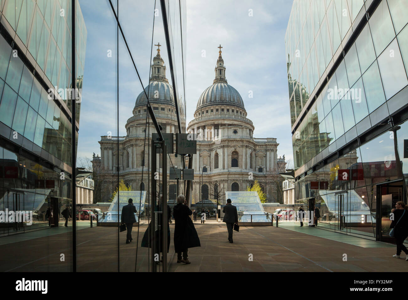 St. Pauls Cathedral von One New Change, London, England gesehen. Stockfoto