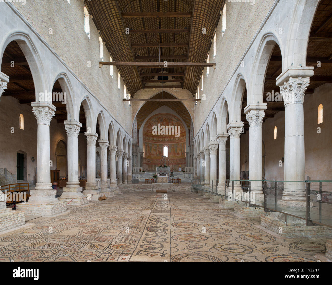 Romanische Basilika, 11. Jahrhundert ausgesetzt Mosaikboden mit christlicher Symbolik, 4. Jahrhundert, Interieur, Aquileia, Provinz Udine Stockfoto