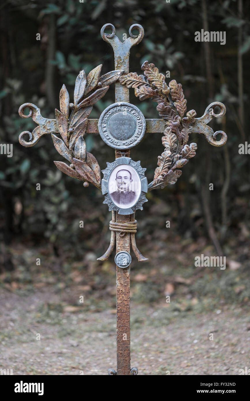 Eisernes Kreuz auf einem Grab mit einem Zweig Lorbeer, Eichenlaub und ein Porträt-Medaillon, Krieg ich im Jahre 1917, Aquileia, Provinz Udine Stockfoto