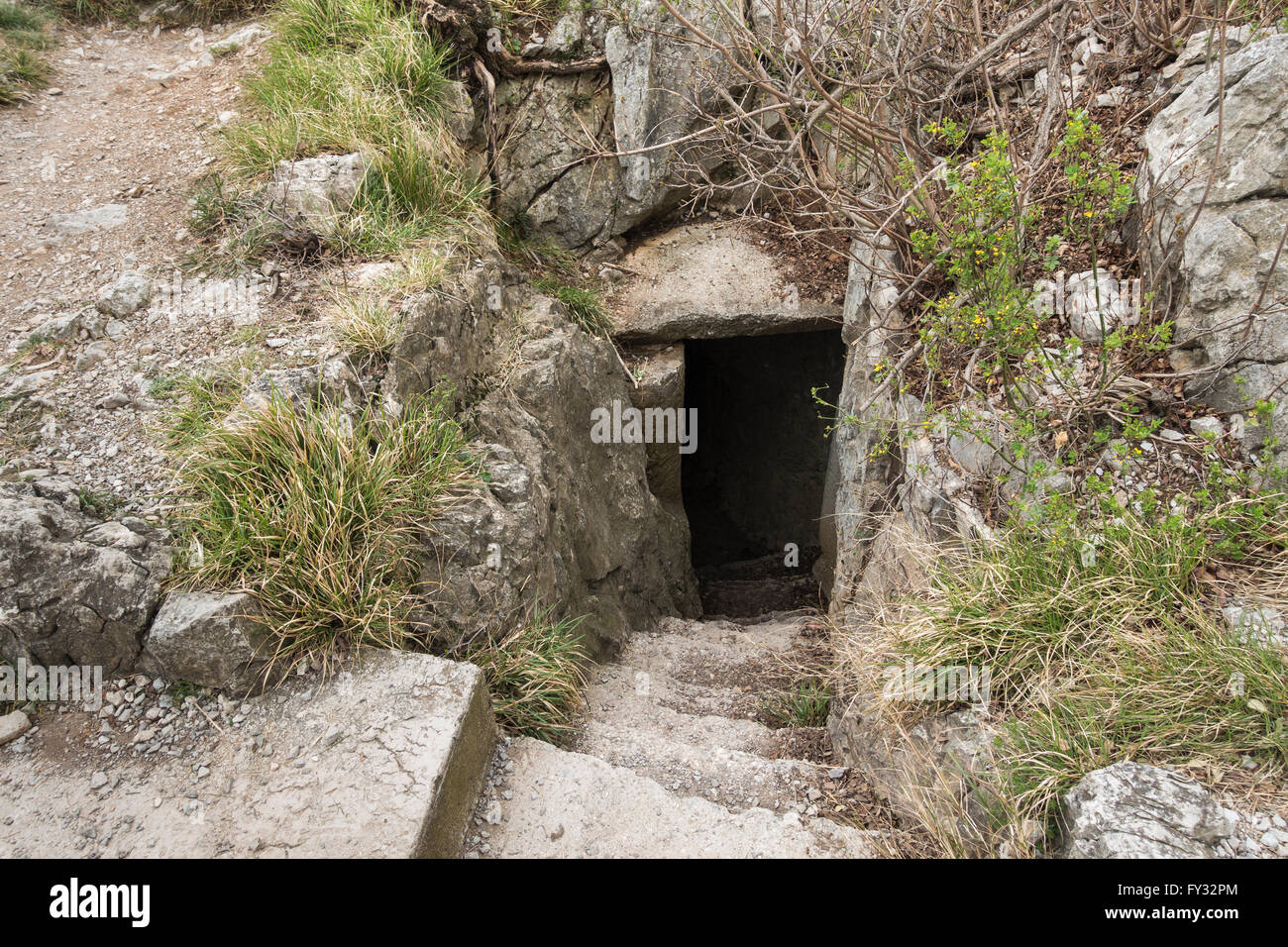 Militärposten auf der Klippe in Duino, ersten und zweiten Weltkrieg, der Rilke-Weg, Duino-Aurisina-Provinz Triest Stockfoto Militärposten auf der Klippe in Duino, ersten und zweiten Weltkrieg, der Rilke-Weg, Duino-Aurisina-Provinz Triest Stockfoto