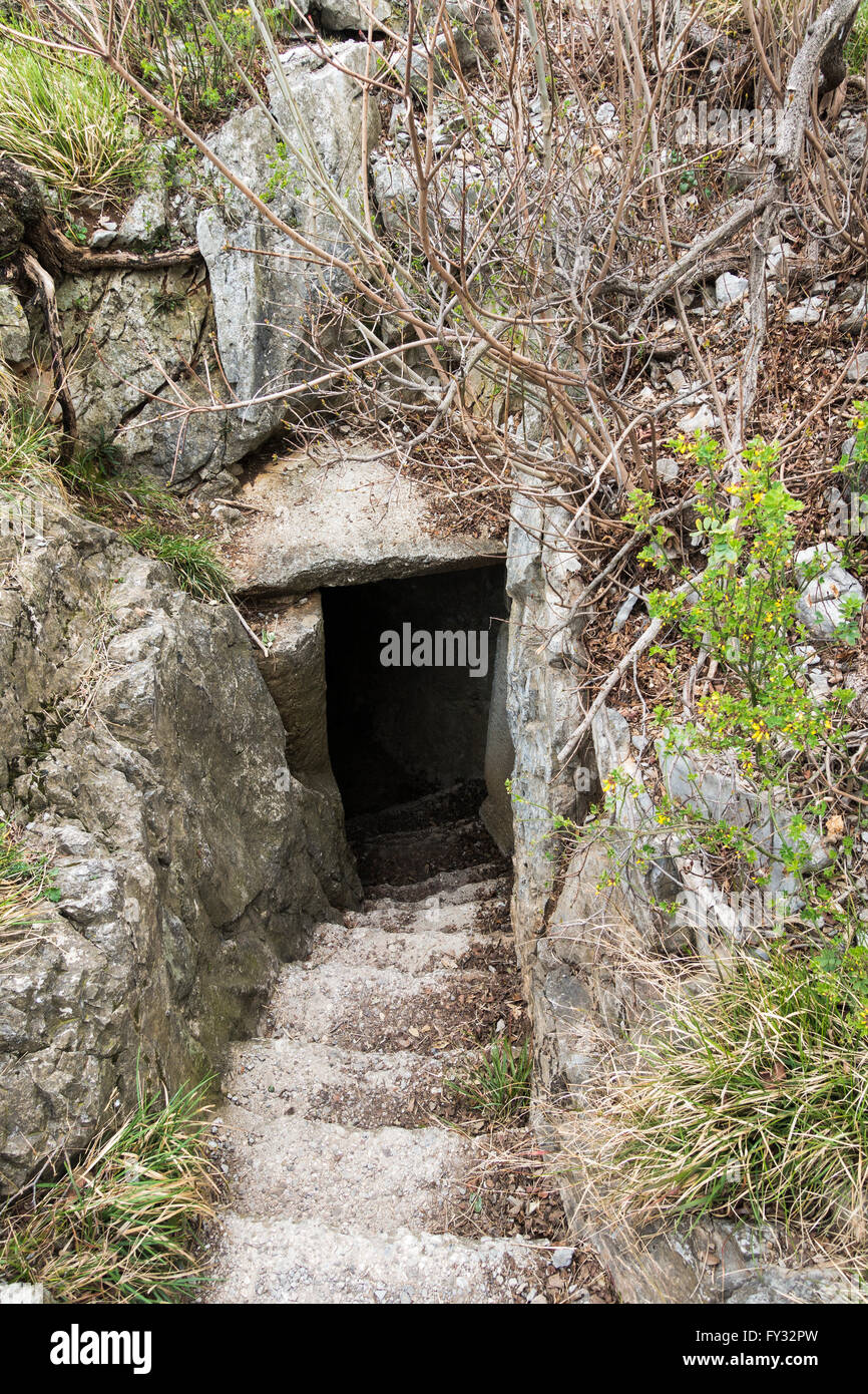 Militärposten auf der Klippe in Duino, ersten und zweiten Weltkrieg, der Rilke-Weg, Duino-Aurisina-Provinz Triest Stockfoto Militärposten auf der Klippe in Duino, ersten und zweiten Weltkrieg, der Rilke-Weg, Duino-Aurisina-Provinz Triest Stockfoto