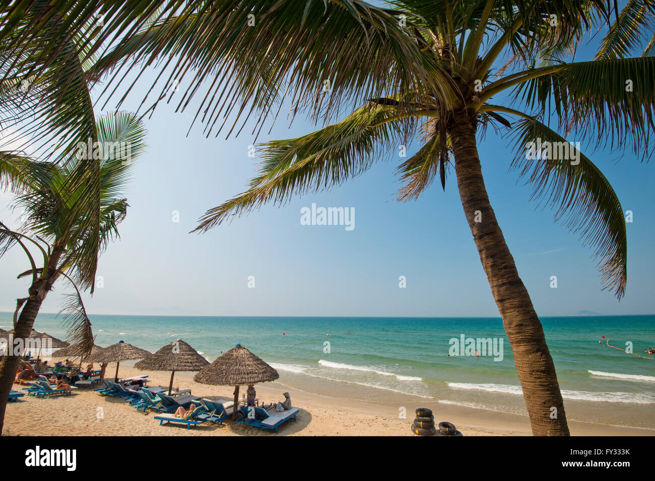 Sonnenschirme von palm Wedel auf Cua Dai Strand in Hoi an, Vietnam Stockfoto