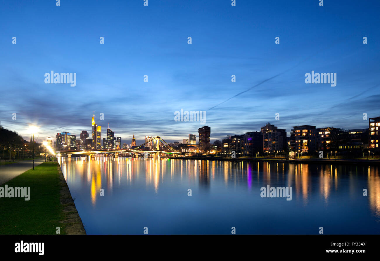Wolkenkratzer-Skyline an der Dämmerung, Financial District, Frankfurt, Hessen, Deutschland Stockfoto