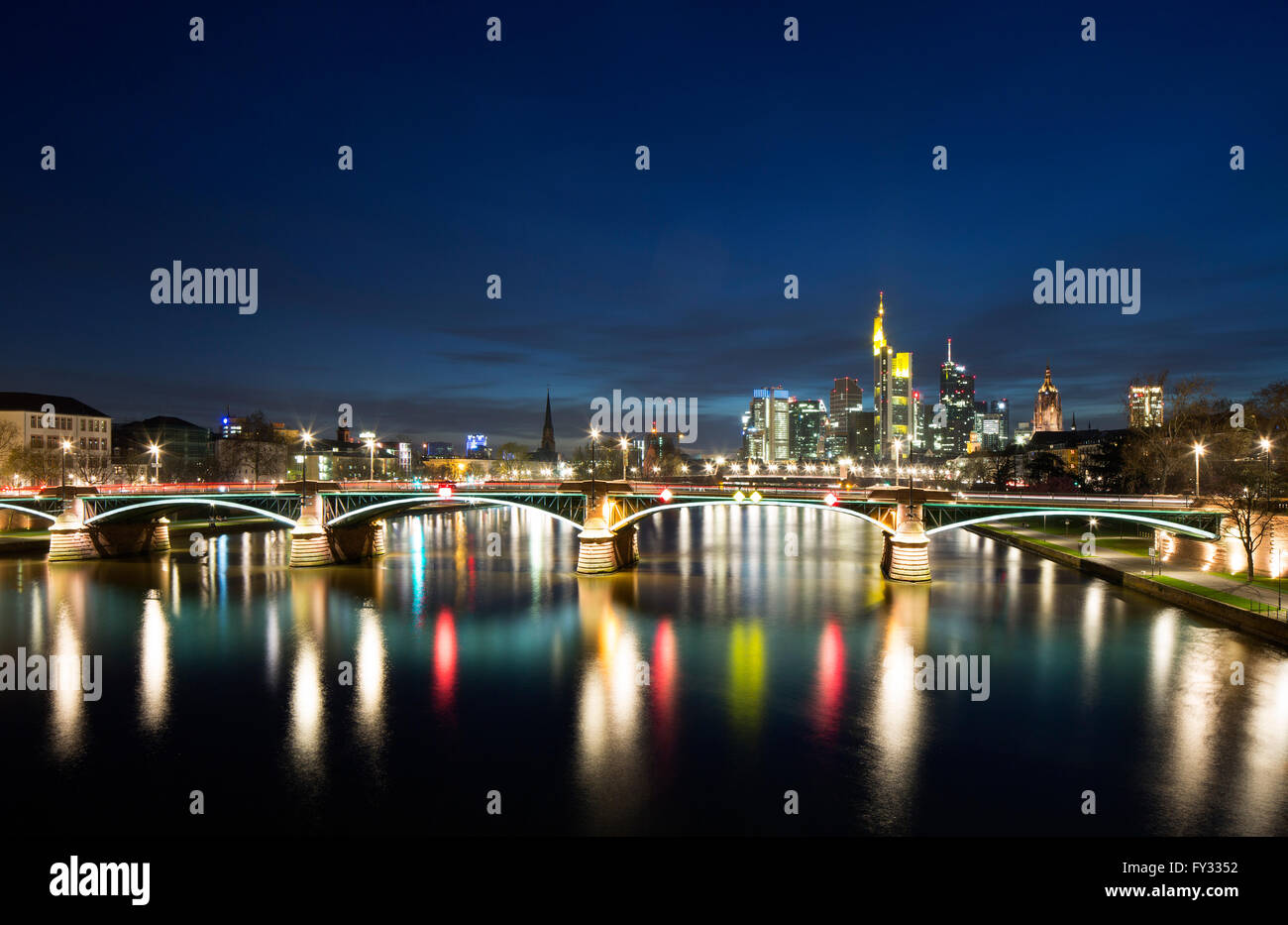 Wolkenkratzer-Skyline an der Dämmerung, Financial District, Frankfurt, Hessen, Deutschland Stockfoto