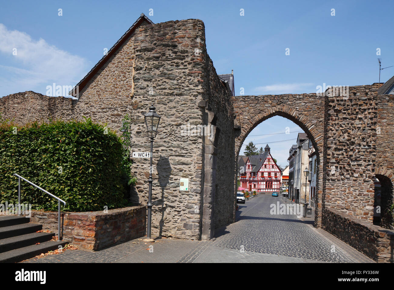 Viehtor Tor und Stadt Rathaus, Rhens, Rheinschlucht, Rheinland-Pfalz, Deutschland Stockfoto