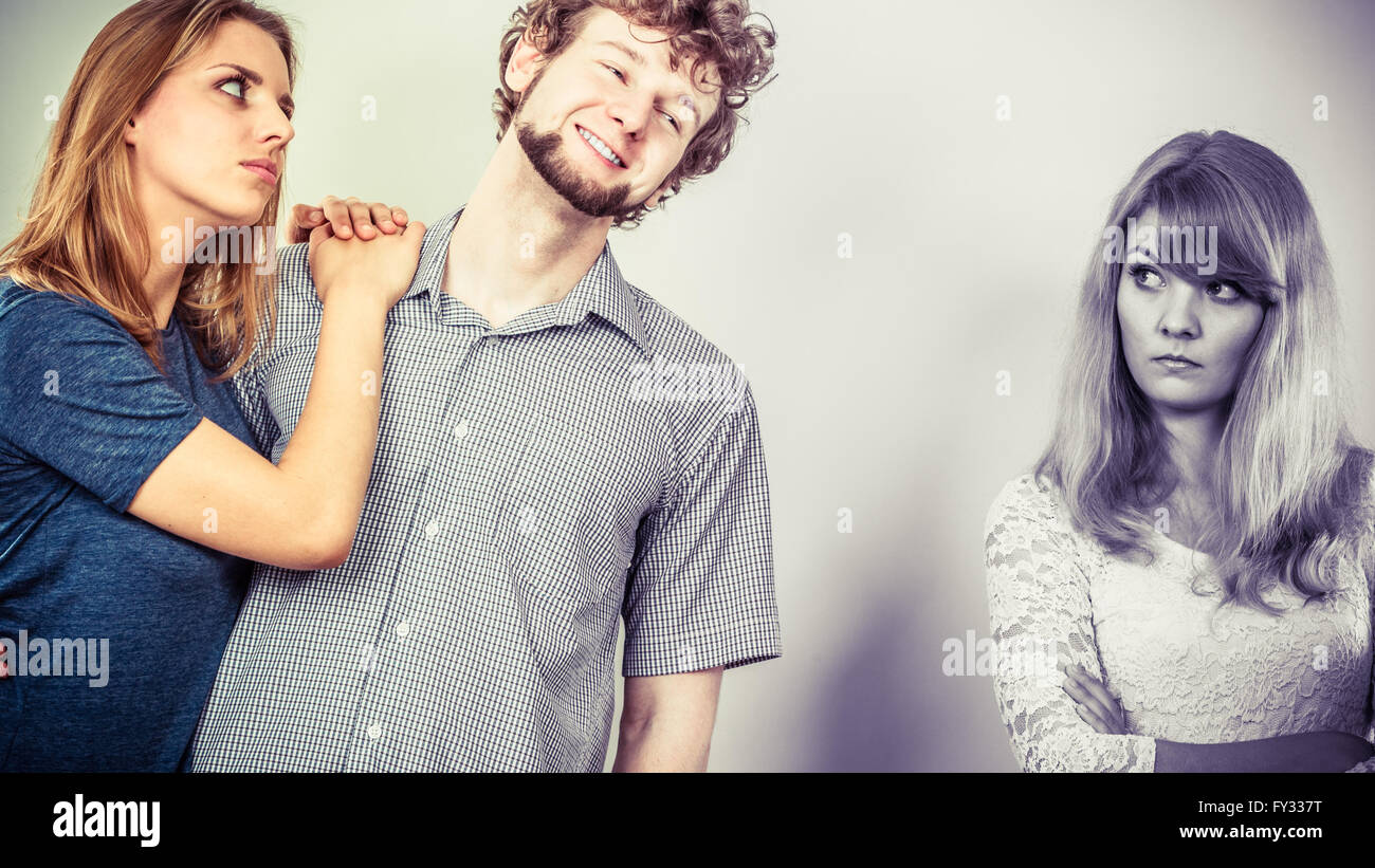 Schlechte Beziehungen im Dreieck. Zwei Schönheit unglückliche Mädchen mit hinterhältigen betrug Mann. Stockfoto