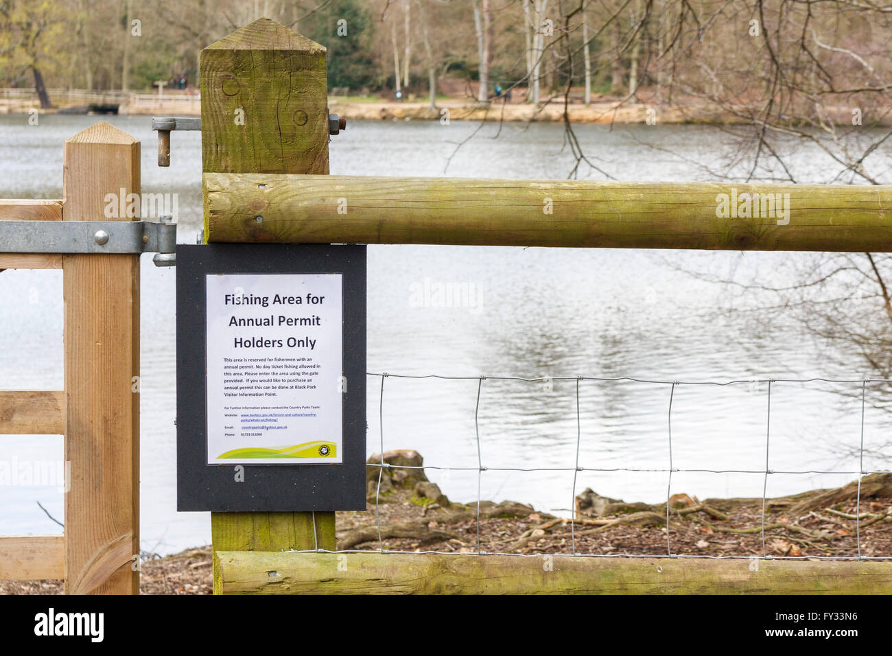 Ein Schild an einem Zaun Anzeigen einer "Fanggebiet für Inhaber der Genehmigung nur" Meldung im Park Schwarzsee, Wexham, Buckinghamshire, Großbritannien Stockfoto