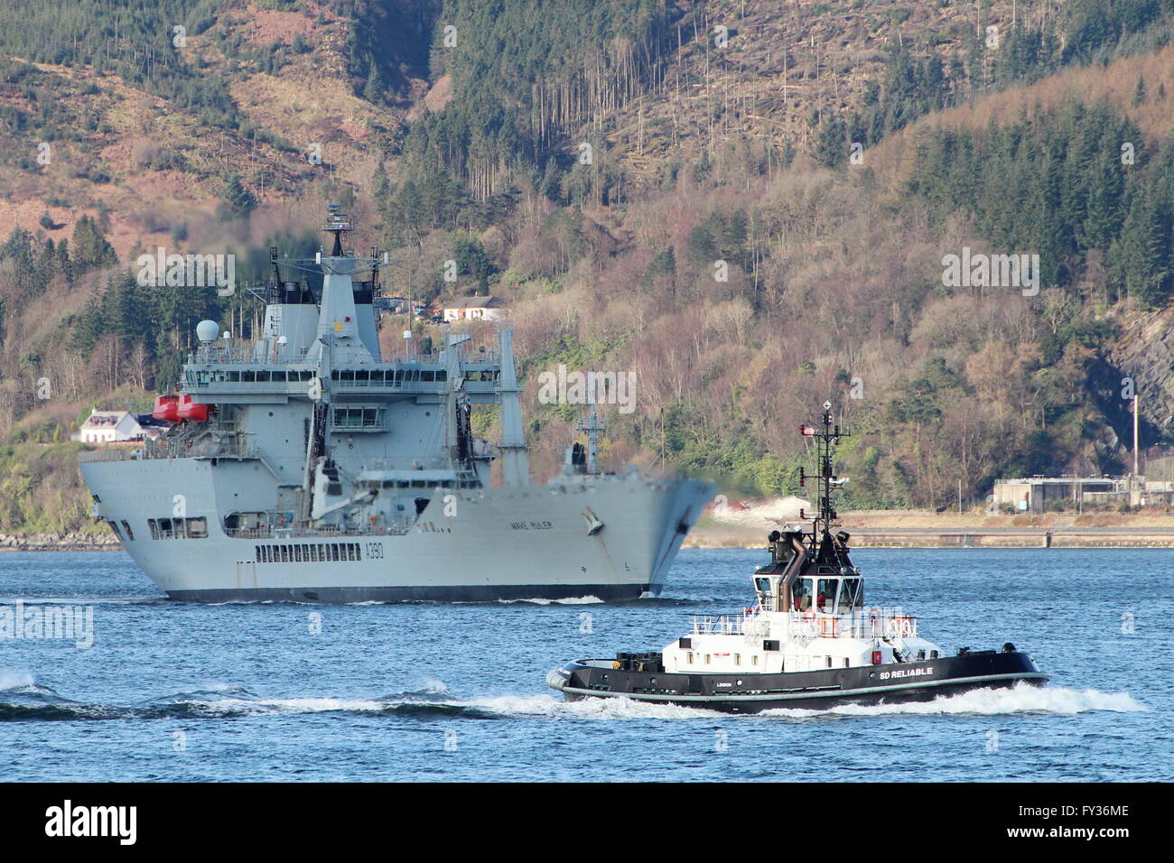 RFA Welle Herrscher (A390), ein Wave-Klasse Tanker und zuverlässig SD, einen Damen ATD 2909 Schlepper während der Übung Joint Warrior 16-1. Stockfoto