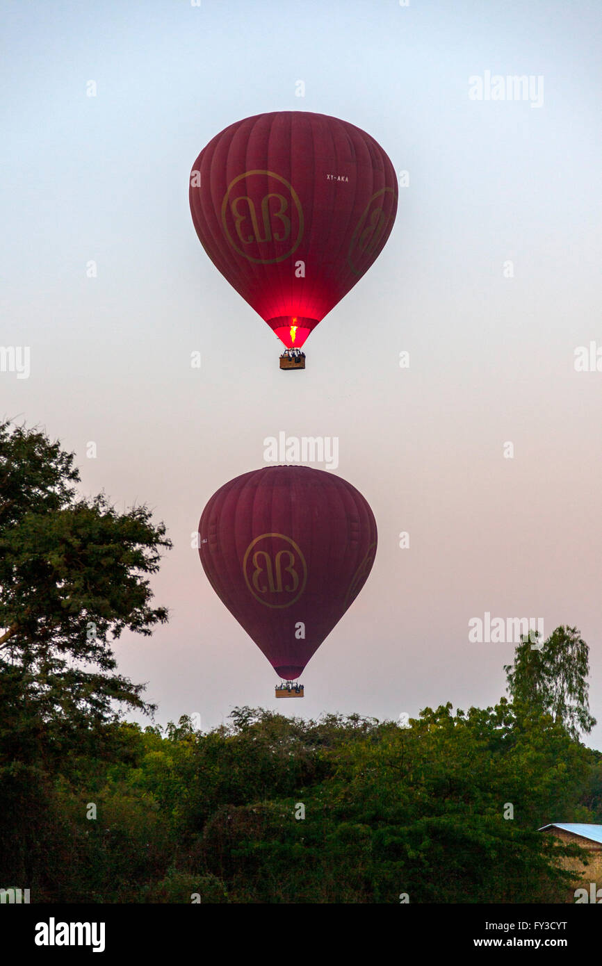 Im Morgengrauen, der Start des Heißluftballons über die Umgebung von Bagan (Myanmar). Décollage de Montgolfières Près de Bagan. Stockfoto
