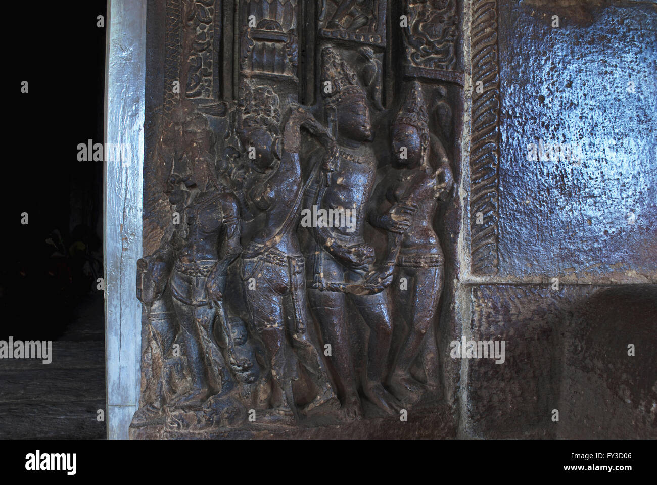 Geschnitzte Figuren auf der rechten Seite der Eingangstür zu Garbh Griha (Hauptschrein), Durga Tempel, Aihole, Bagalkot, Karnatak Stockfoto