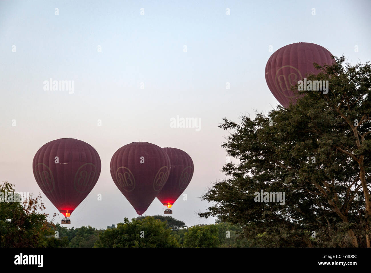 Im Morgengrauen, der Start des Heißluftballons über die Umgebung von Nyaung U (Myanmar). Décollage de Montgolfières Près de Bagan. Stockfoto