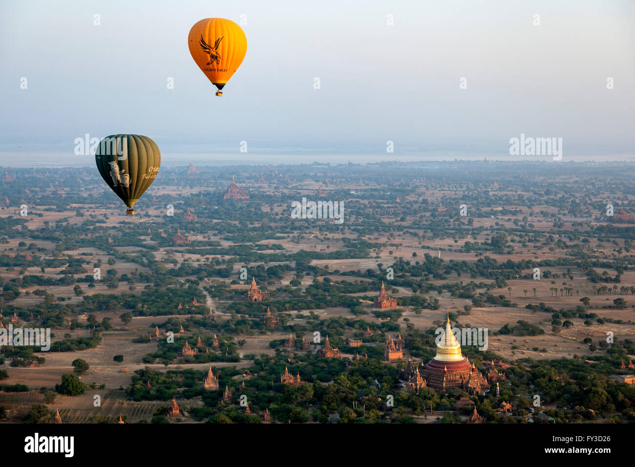 Eine Luftaufnahme mit Heißluftballons von Paya Dhammayazika, in der Umgebung von Neu-Bagan (Myanmar). Stockfoto