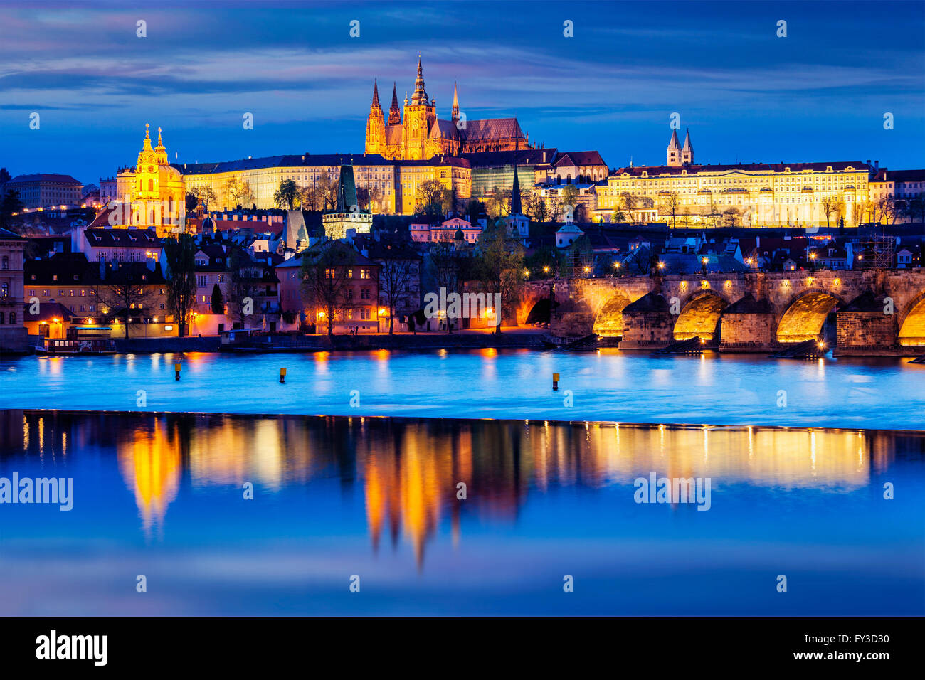 Blick auf die Karlsbrücke und die Prager Burg in der Dämmerung Stockfoto