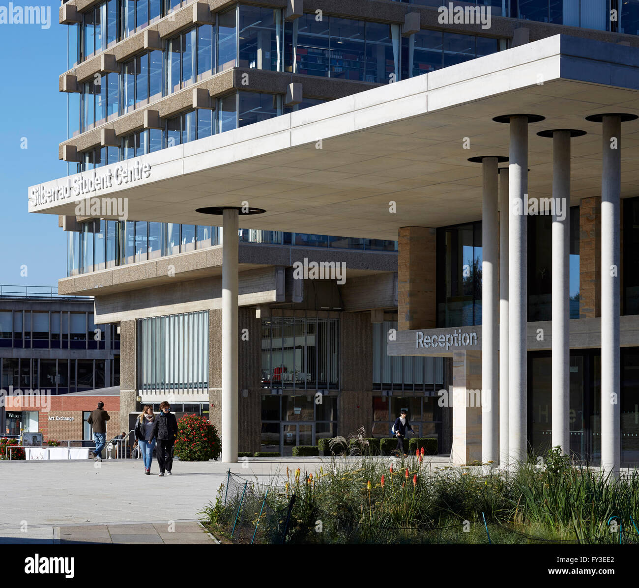 Silberrad Student Centre mit dem führen der Studenten. Albert Sloman Bibliothek und Silberrad Student Center University of Essex, Colchester, Vereinigtes Königreich. Architekt: Patel Taylor, 2015. Stockfoto