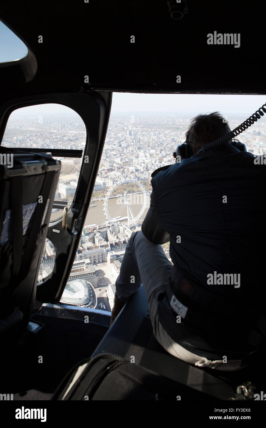 Helikopter über London Blick aus Cockpit und durch offene Tür Stockfoto