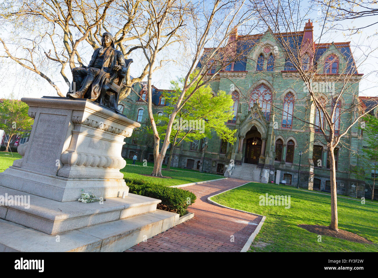 College Hall und Statue von Ben Franklin, University of Pennsylvania, Philadelphia, Pennsylvania, USA. Stockfoto
