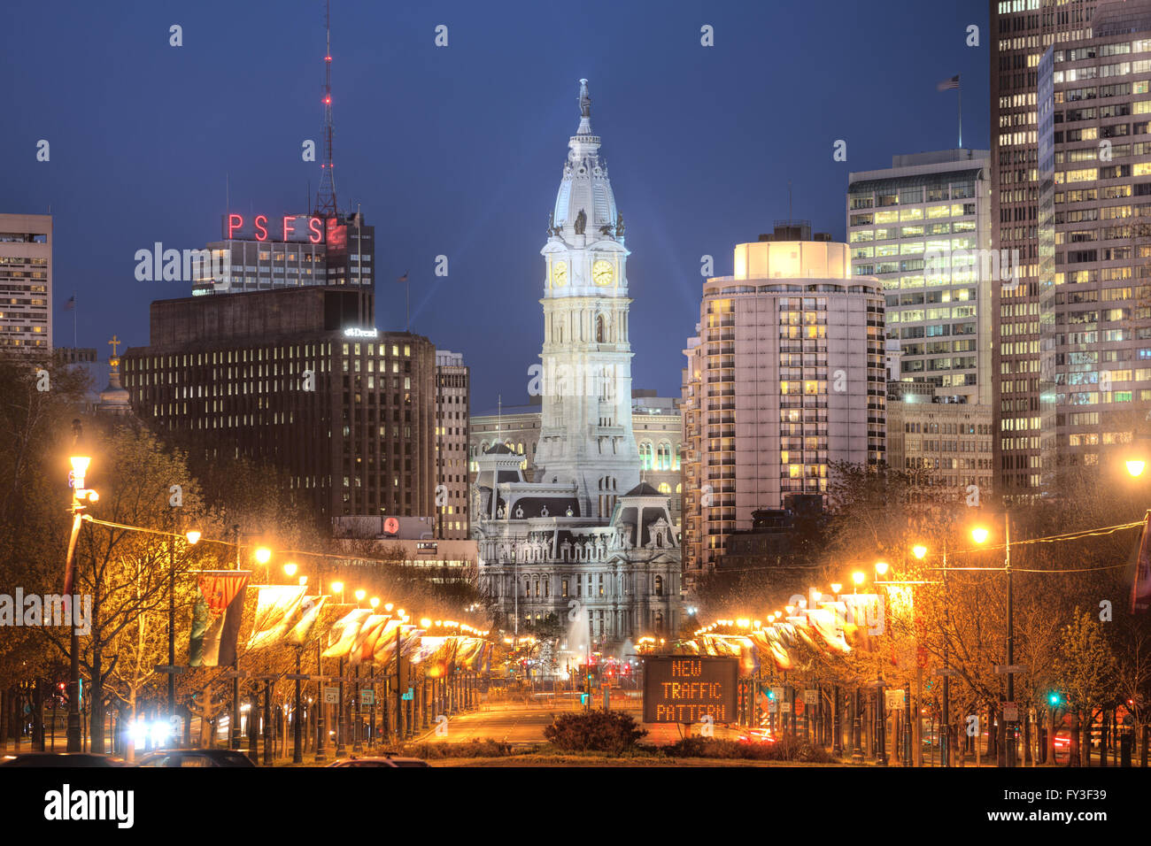 Nachschlagen von Benjamin Franklin Parkway zum Rathaus, Philadelphia, Pennsylvania, USA. Stockfoto