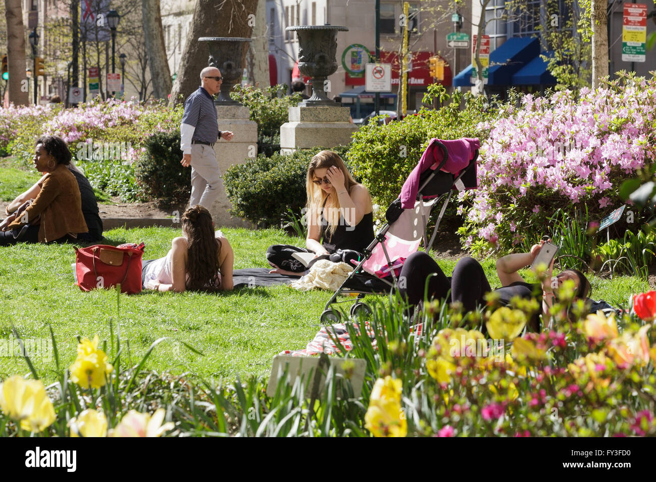Menschenmassen strömen Rittenhouse Square an einem feinen Frühlingstag, Philadelphia, Pennsylvania, USA. Stockfoto