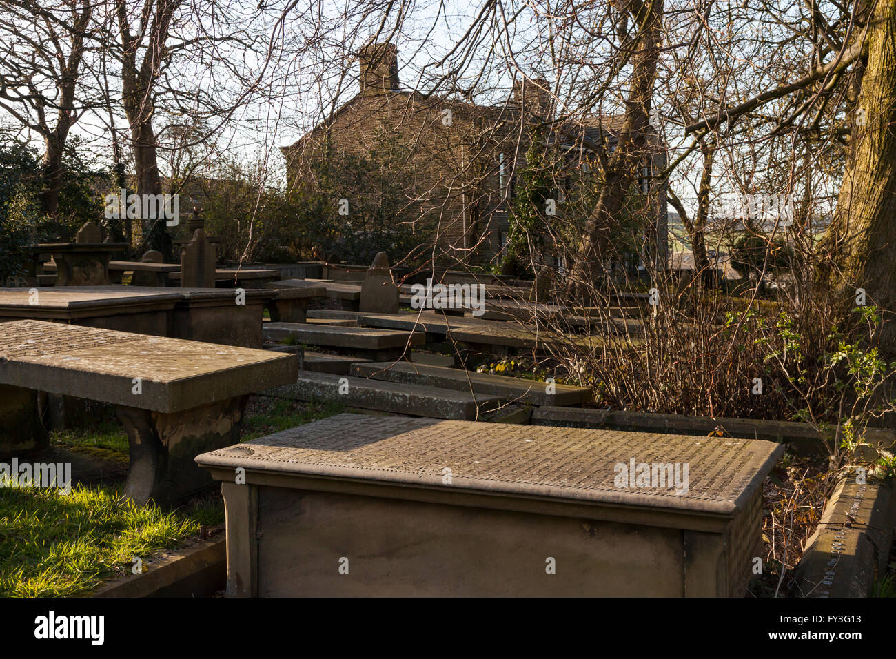 Haworth Friedhof mit der Bronte Parsonage im Hintergrund. Stockfoto