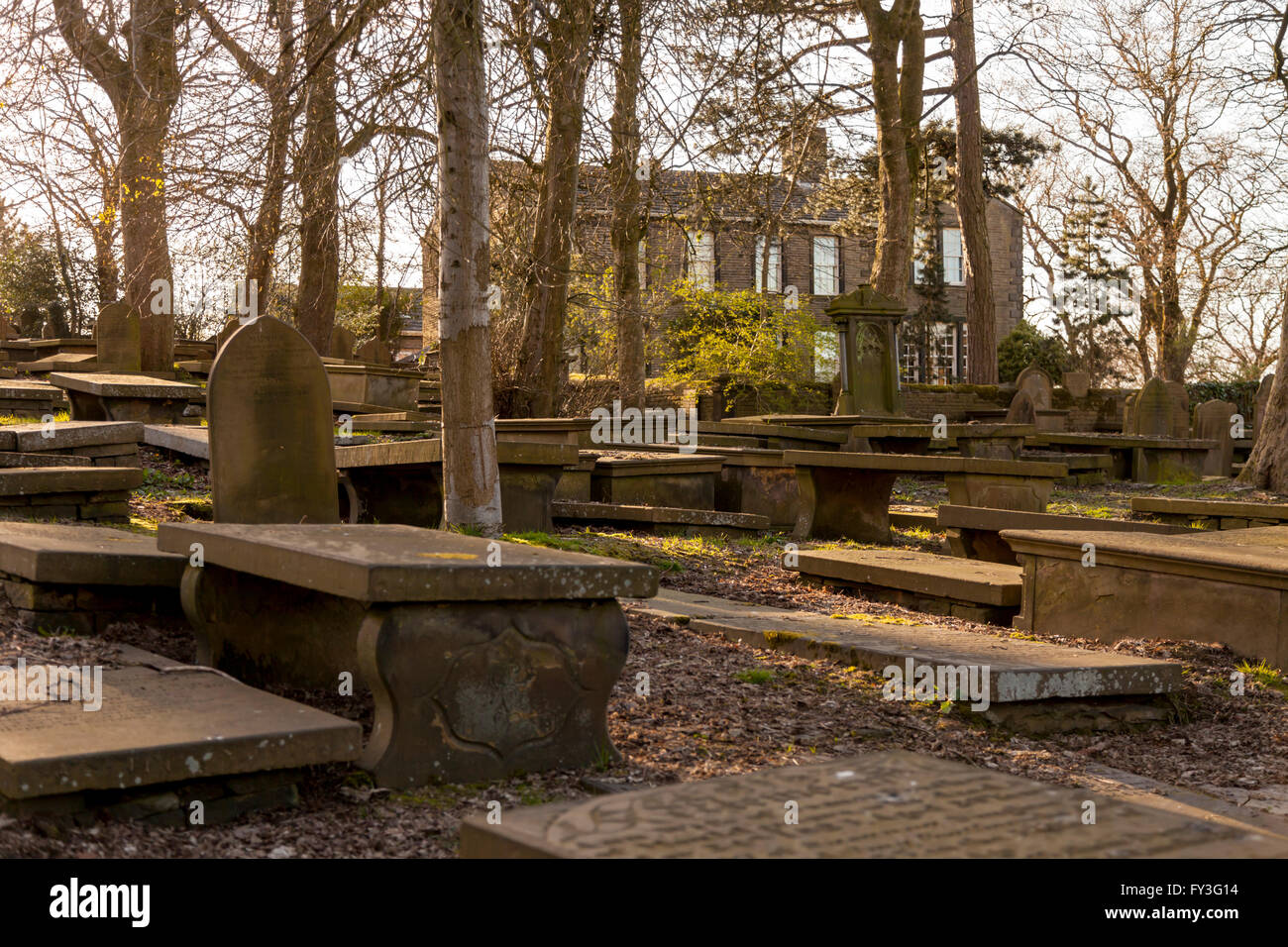 Haworth Friedhof mit der Bronte Parsonage im Hintergrund. Stockfoto