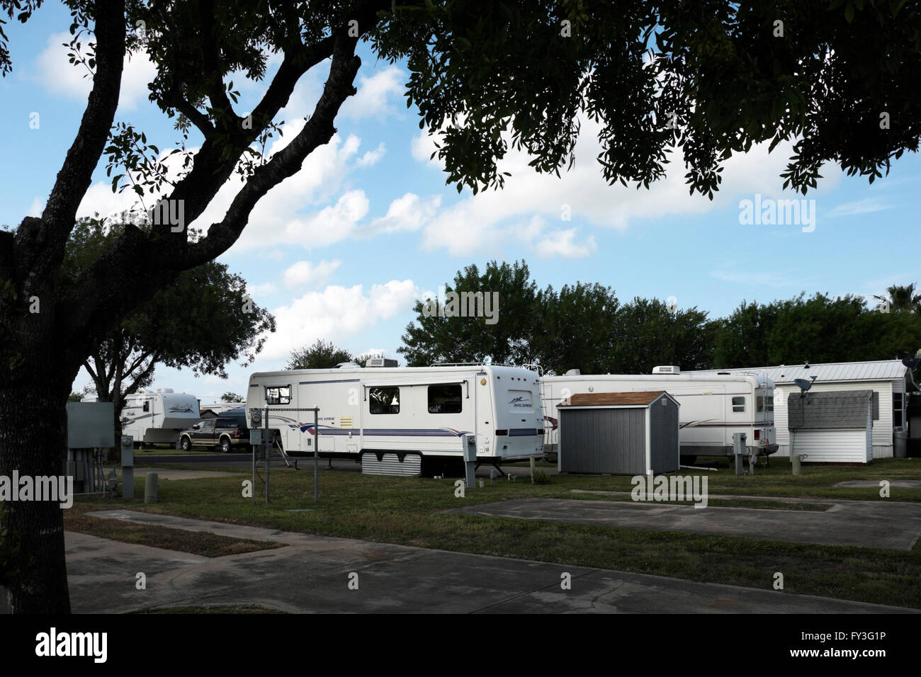 Sattelkupplungen, Mobilheime, Wohnwagen und Park Modelle sitzen gelassen in einem Trailer-Park (RV Resort, Mobilheim Gemeinschaft). Stockfoto