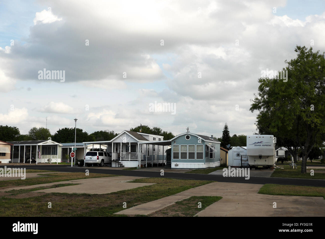 Sattelkupplungen, Mobilheime, Wohnwagen und Park Modelle sitzen gelassen in einem Trailer-Park (RV Resort, Mobilheim Gemeinschaft). Stockfoto